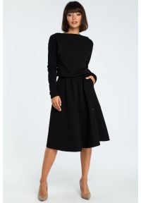 BeWear - Rozkloszowana sukienka dresowa z gumką w pasie czarna. Okazja: na co dzień. Kolor: czarny. Materiał: dresówka. Długość rękawa: długi rękaw. Typ sukienki: rozkloszowane, proste. Styl: casual, elegancki, klasyczny #1