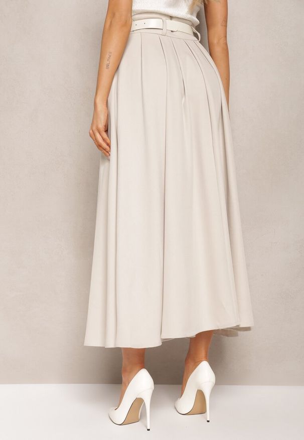 Renee - Jasnobeżowa Rozkloszowana Spódnica z Szerokimi Plisami i Paskiem z Ekoskóry Awhisa. Okazja: na co dzień. Kolor: beżowy. Materiał: skóra. Styl: retro, casual, klasyczny