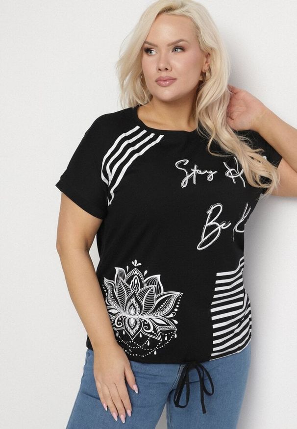 Born2be - Czarny T-shirt Ozdobiony Napisem i Paskami Olirvenia. Okazja: na co dzień. Kolor: czarny. Materiał: jeans. Wzór: napisy, aplikacja. Styl: casual