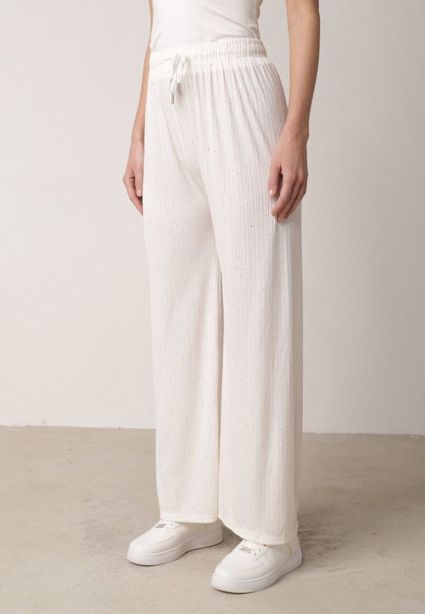 Born2be - Białe Szerokie Spodnie z Bawełną Zdobione Cyrkoniami Azilene. Okazja: na co dzień. Stan: podwyższony. Kolor: biały. Materiał: bawełna. Wzór: aplikacja. Styl: casual, klasyczny