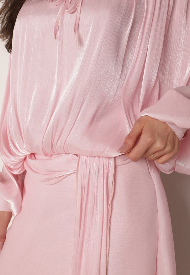 Born2be - Różowa Szyfonowa Sukienka Koktajlowa o Rozkloszowanym Kroju Thagune. Okazja: na randkę. Kolor: różowy. Materiał: szyfon. Styl: wizytowy