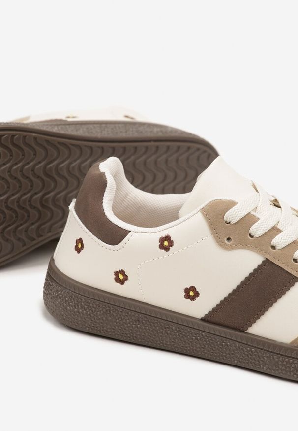 Born2be - Beżowe Sneakersy Typu Tenisówki z Kwiatkami Reisare. Okazja: na co dzień. Kolor: beżowy. Materiał: jeans. Wzór: kwiaty