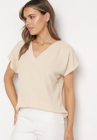 Born2be - Beżowa Bluzka z Krótkim Rękawem i Dekoltem w Serek Rellema. Okazja: na co dzień. Typ kołnierza: dekolt w serek. Kolekcja: plus size. Kolor: beżowy. Materiał: jeans. Długość rękawa: krótki rękaw. Długość: krótkie. Styl: casual, elegancki #3