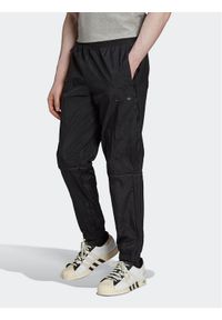 Adidas - adidas Spodnie dresowe Reveal Material Mix HK2732 Czarny Regular Fit. Kolor: czarny. Materiał: syntetyk, dresówka