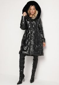 Born2be - Czarna Zimowa Kurtka Pikowana o Długim Kroju z Kapturem z Odpinanym Futrem Lilareen. Okazja: na co dzień. Typ kołnierza: kaptur. Kolor: czarny. Materiał: futro. Długość: długie. Sezon: zima. Styl: elegancki, casual #1