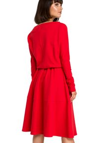 BE - Rozkloszowana sukienka dresowa z gumką w pasie i kieszeniami czerwona. Kolor: czerwony. Materiał: dresówka. Długość rękawa: długi rękaw