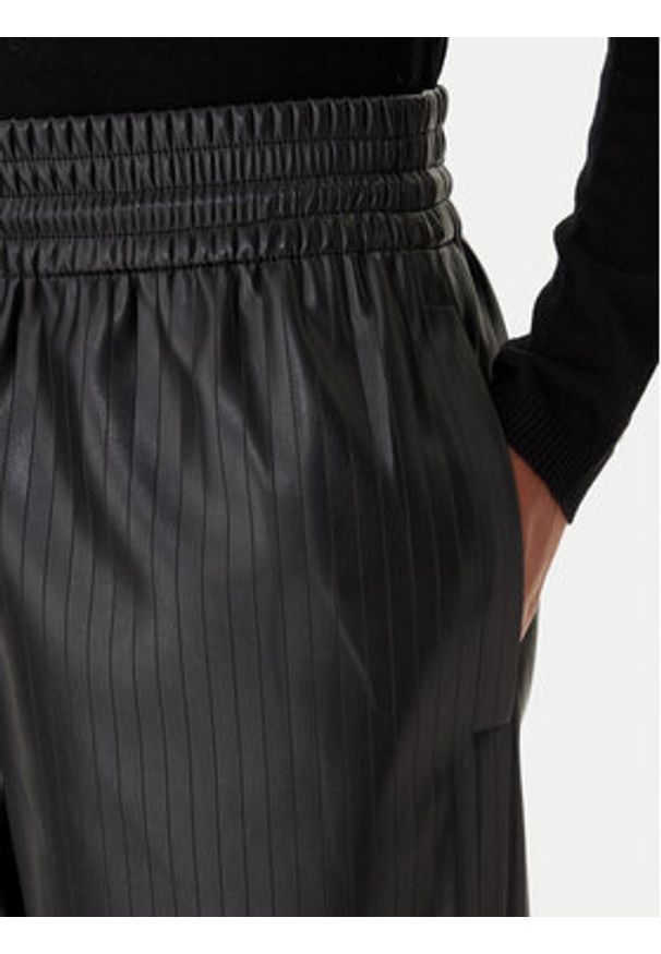 BOSS Spodnie z imitacji skóry Talpina 50548123 Czarny Relaxed Fit. Kolor: czarny. Materiał: skóra