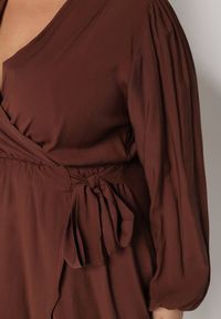 Born2be - Brązowa Kopertowa Sukienka z Wiskozą z Wiązaniem w Pasie Vidila. Kolekcja: plus size. Kolor: brązowy. Materiał: wiskoza. Sezon: jesień, wiosna. Typ sukienki: kopertowe #3