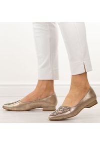 Złote półbuty damskie M.Daszyński Sa201A-2. Okazja: na imprezę. Kolor: złoty. Szerokość cholewki: normalna. Wzór: aplikacja. Materiał: skóra. Sezon: wiosna, jesień, lato. Obcas: na obcasie. Styl: elegancki, klasyczny. Wysokość obcasa: niski #1