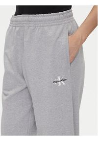 Calvin Klein Jeans Spodnie dresowe Monologo LV047B235G Szary Regular Fit. Kolor: szary. Materiał: bawełna #4