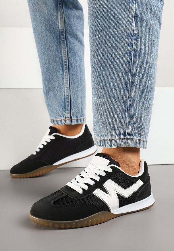 Renee - Czarne Sneakersy Klasyczne Tenisówki Istia. Okazja: na co dzień. Kolor: czarny. Materiał: jeans. Wzór: aplikacja. Obcas: na obcasie. Wysokość obcasa: niski