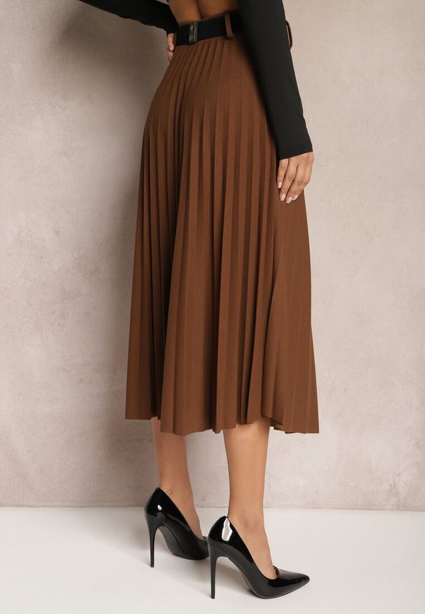 Renee - Ciemnobrązowa Spódnica Plisowana z Paskiem Nanie. Okazja: na co dzień. Kolor: brązowy. Wzór: aplikacja. Styl: klasyczny, casual, elegancki
