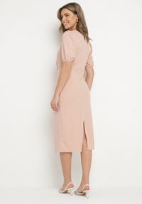 Born2be - Różowa Sukienka o Dopasowanym Kroju z Marszczeniem i Wycięciem w Talii Desannia. Okazja: na co dzień. Kolor: różowy. Długość rękawa: krótki rękaw. Typ sukienki: dopasowane. Styl: casual, klasyczny #5