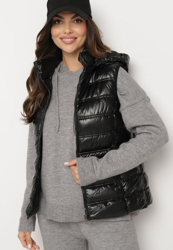 Born2be - Czarna Kamizelka z Odpinanym Kapturem i Pikowaniem Zinnethira. Okazja: na co dzień. Kolor: czarny. Materiał: jeans. Styl: elegancki, casual