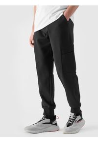 4f - Spodnie dresowe joggery męskie - czarne. Kolor: czarny. Materiał: dresówka. Wzór: ze splotem, gładki. Sport: fitness