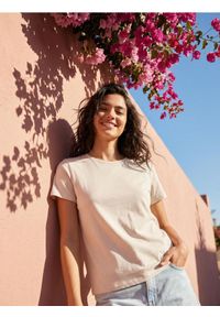 Sinsay - Bawełniana koszulka z krótkim rękawem - kremowy. Kolor: kremowy. Materiał: bawełna. Długość rękawa: krótki rękaw. Długość: krótkie