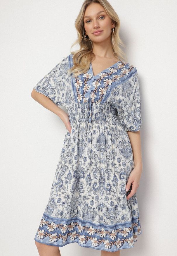 Born2be - Granatowa Sukienka z Wiskozy w Ornamentalny Wzór z Szeroką Gumką w Pasie Tanissla. Okazja: do pracy, na co dzień, na spotkanie biznesowe, na randkę. Typ kołnierza: dekolt w kształcie V. Kolor: niebieski. Materiał: wiskoza. Długość rękawa: krótki rękaw. Sezon: wiosna, lato. Styl: elegancki, biznesowy, klasyczny, casual