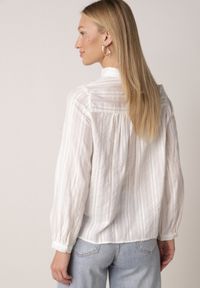 Born2be - Biała Bawełniana Rustykalna Koszula ze Stójką i Koronkowymi Wstawkami Felielia. Okazja: na co dzień. Typ kołnierza: kołnierzyk stójkowy. Kolor: biały. Materiał: bawełna, koronka. Styl: casual, elegancki #6