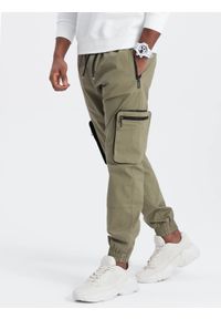 Ombre Clothing - Męskie spodnie JOGGERY z zapinanymi kieszeniami cargo - jasnooliwkowe V1 - Rozmiar: S. Kolor: oliwkowy. Materiał: guma, tkanina, elastan, bawełna. Wzór: nadruk