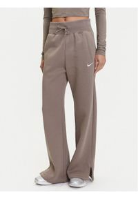 Nike Spodnie dresowe Phoenix DQ5615 Brązowy Regular Fit. Kolor: brązowy. Materiał: bawełna