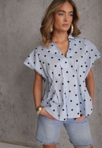 Renee - Niebieska Bluzka Bawełniana w Groszki Oversize Jeniera. Okazja: na co dzień. Typ kołnierza: dekolt w serek. Kolor: niebieski. Długość: krótkie. Wzór: grochy. Materiał: bawełna. Długość rękawa: krótki rękaw. Sezon: wiosna, lato. Styl: retro, casual #1