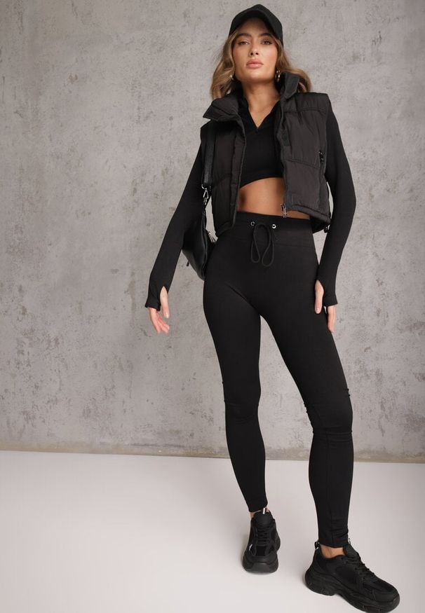 Renee - Czarny Sportowy Komplet Spodnie Wiązane w Pasie i Top z Wycięciem na Kciuk Tidale. Kolor: czarny. Wzór: aplikacja