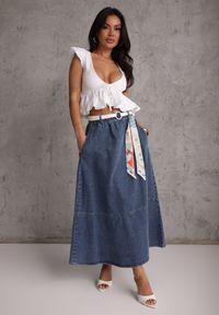 Renee - Granatowa Bawełniana Spódnica Jeansowa o Rozkloszowanym Kroju z Ozdobnym Paskiem Eatiane. Okazja: na co dzień. Kolor: niebieski. Materiał: jeans, bawełna. Styl: casual, klasyczny #1
