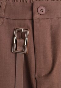 Renee - Brązowe Szorty Ozdobione Paskiem i Metaliczną Klamrą Tinalin. Okazja: na co dzień. Kolor: brązowy. Wzór: aplikacja. Sezon: wiosna. Styl: casual, elegancki #7