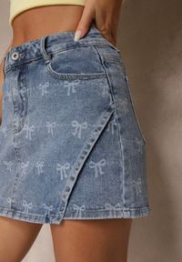 Renee - Niebieskie Jeansowe Spódnico-Szorty Zdobione Printem z Kokardkami Millesa. Okazja: na co dzień. Kolor: niebieski. Materiał: jeans. Wzór: aplikacja, nadruk. Styl: elegancki, casual #4