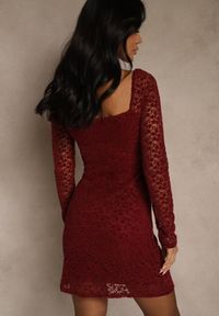 Renee - Bordowa Dopasowana Sukienka z Koronki z Kwadratowym Dekoltem Uwedia. Okazja: na randkę. Typ kołnierza: dekolt kwadratowy. Kolor: czerwony. Materiał: koronka. Długość rękawa: długi rękaw. Wzór: koronka #5