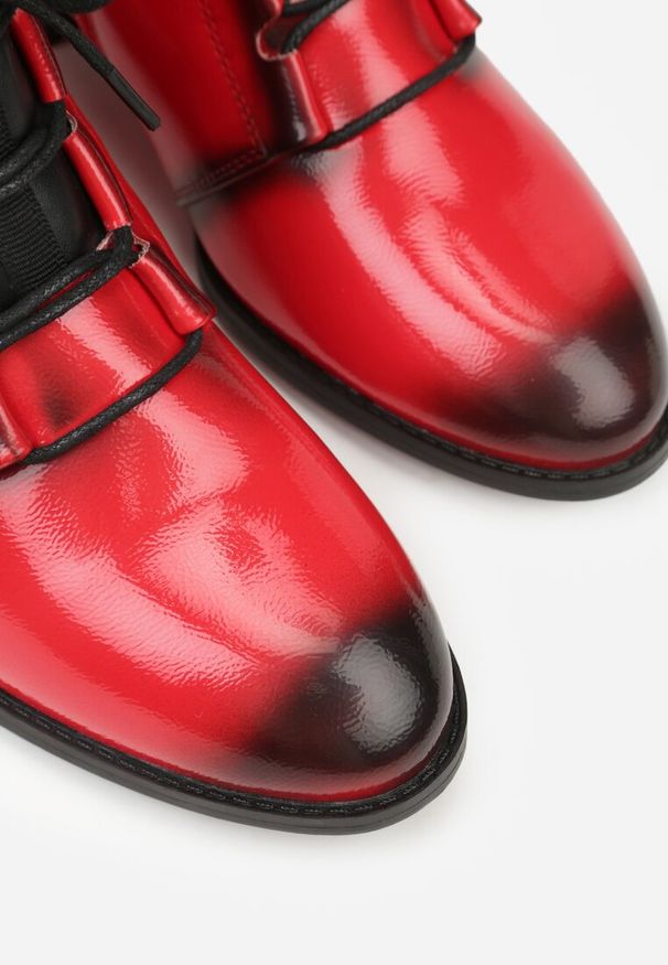 Born2be - Czerwono-Czarne Lakierowane Płaskie Botki ze Sznurowaniem Mivanna. Okazja: do pracy, na co dzień. Kolor: czerwony. Materiał: lakier. Obcas: na obcasie. Styl: elegancki, klasyczny, casual. Wysokość obcasa: niski