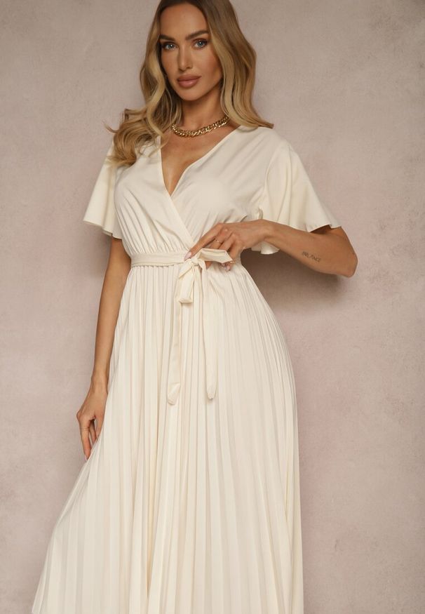 Renee - Jasnobeżowa Sukienka Wiązana w Talii z Plisowaniem na Dole Dorseki. Kolor: beżowy. Typ sukienki: plisowane. Styl: elegancki, klasyczny