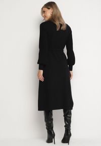Born2be - Czarna Sukienka z Wiskozą Ozdobiona Plisowanymi Rękawami i Paskiem Daikari. Okazja: na co dzień. Kolor: czarny. Materiał: wiskoza. Wzór: aplikacja. Styl: casual #5