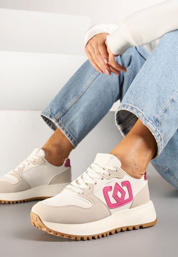 Born2be - Beżowo-Różowe Sneakersy na Grubej Podeszwie z Ozdobną Aplikacją Alivrella. Okazja: na co dzień. Nosek buta: okrągły. Kolor: beżowy. Materiał: jeans. Wzór: aplikacja