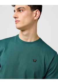 Wrangler - MĘSKA KOSZULKA WRANGLER SIGN OFF TEE BISTRO GREEN 112371479 #4