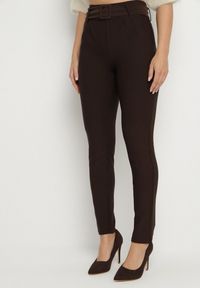 Born2be - Brązowe Spodnie z Paskiem z Klamrą Falindea. Okazja: na co dzień. Kolor: brązowy. Styl: sportowy, casual