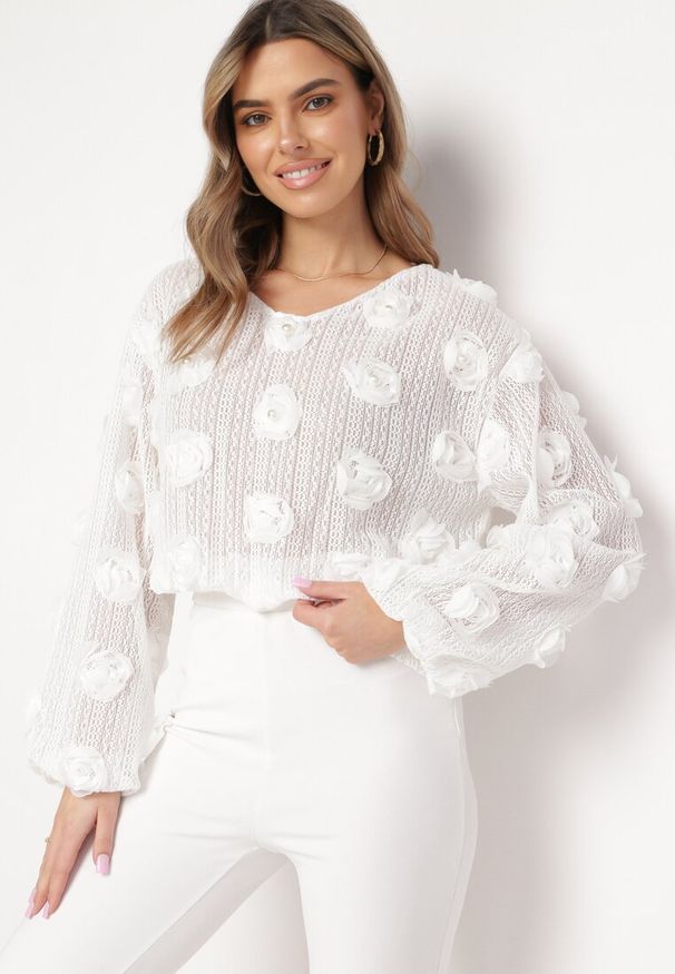 Born2be - Biała Ażurowa Bluzka w Kwiaty i Perły Zarora. Kolor: biały. Materiał: tkanina. Wzór: kwiaty, ażurowy. Styl: elegancki