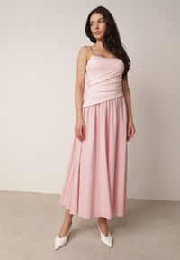 Born2be - Różowa Bawełniana Sukienka Koktajlowa na Ramiączkach z Asymetryczną Górą Thelis. Okazja: na co dzień. Typ kołnierza: dekolt kwadratowy. Kolor: różowy. Wzór: gładki. Typ sukienki: asymetryczne. Materiał: bawełna. Długość rękawa: na ramiączkach. Sezon: lato. Styl: wizytowy #4