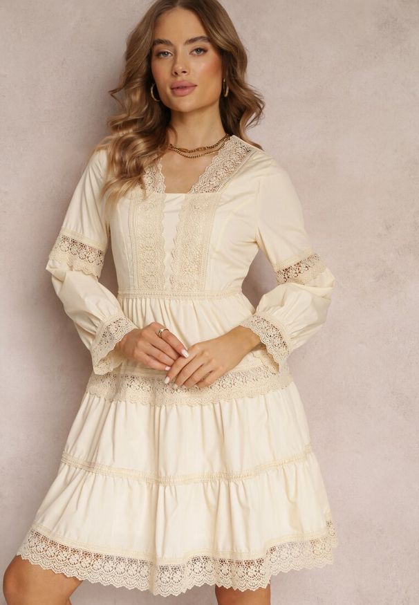 Renee - Beżowa Rozkloszowana Sukienka Mini z Ozdobnym Dekoltem z Koronką Eudovana. Kolor: beżowy. Materiał: koronka. Wzór: koronka. Sezon: lato, wiosna. Długość: mini