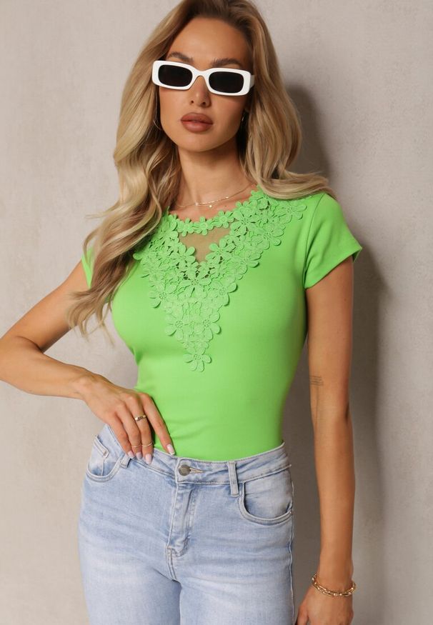 Renee - Jasnozielony T-shirt z Bawełny Ozdobiony Koronką Naiel. Kolor: zielony. Materiał: bawełna, koronka. Wzór: aplikacja, koronka