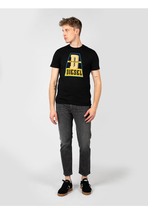 Diesel T-shirt "T-Diegor" | A10376-0GRAI | Mężczyzna | Czarny. Okazja: na co dzień. Kolor: czarny. Materiał: bawełna. Wzór: nadruk. Styl: klasyczny, elegancki, casual