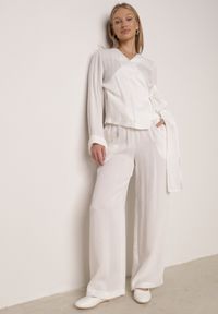 Born2be - Białe Wiskozowe Spodnie z Szeroką Nogawką i Wiązaniem w Talii Terisanna. Okazja: na co dzień. Kolor: biały. Materiał: wiskoza. Styl: casual, elegancki, klasyczny #1