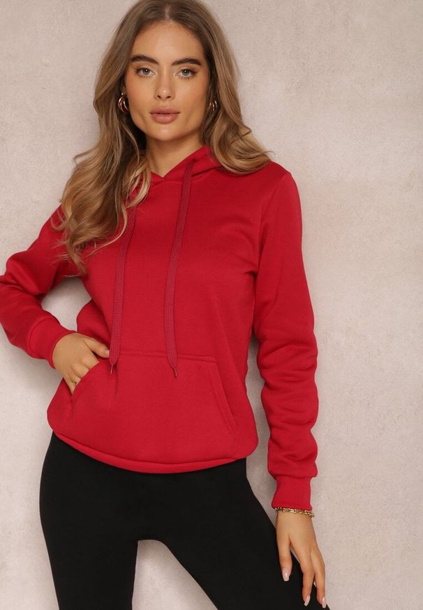 Renee - Czerwona Bluza z Kapturem Corbetes. Typ kołnierza: kaptur. Kolor: czerwony. Materiał: polar, tkanina, dresówka, prążkowany. Długość rękawa: długi rękaw. Długość: długie. Wzór: jednolity, gładki