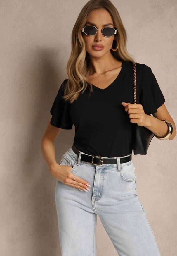 Renee - Czarna Bluzka Ozdobiona Rozkloszowanymi Rękawami Sunetha. Okazja: na co dzień. Typ kołnierza: dekolt w kształcie V. Kolor: czarny. Materiał: jeans. Wzór: aplikacja. Styl: elegancki, casual