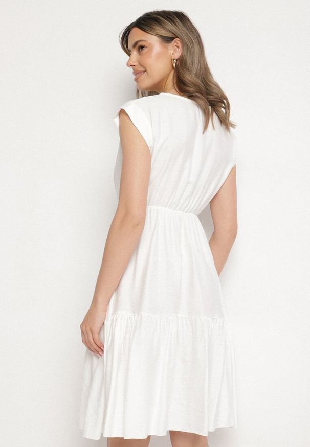 Born2be - Biała Wiskozowa Sukienka o Rozkloszowanym Kroju Lizena. Okazja: na co dzień, na imprezę. Kolor: biały. Materiał: wiskoza. Sezon: wiosna, lato. Styl: klasyczny, casual