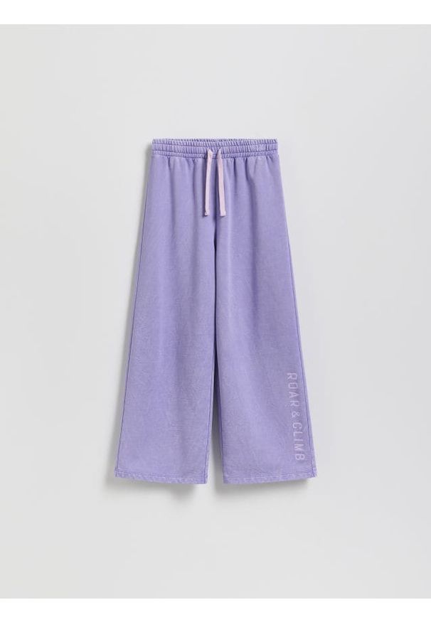 Reserved - Spodnie dresowe z nadrukiem - fioletowy. Kolor: fioletowy. Materiał: dresówka. Wzór: nadruk