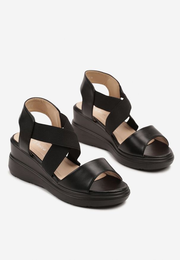 Born2be - Czarne Sandały na Tłoczonym Koturnie Mevire. Okazja: na co dzień. Zapięcie: pasek. Kolor: czarny. Sezon: lato. Obcas: na koturnie. Styl: elegancki, casual