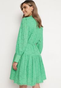 Born2be - Zielona Sukienka z Haftowanej Tkaniny ze Stójką i Perłowymi Guzikami Salino. Typ kołnierza: kołnierzyk stójkowy. Kolor: zielony. Materiał: tkanina. Wzór: haft. Styl: vintage. Długość: midi #2