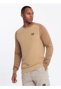 Ombre Clothing - Męski bawełniany sweter z naszywką i raglanowymi rękawami – brązowy V4 OM-SWSW-0121 - XXL. Okazja: na co dzień. Kolor: brązowy. Materiał: bawełna. Długość rękawa: raglanowy rękaw. Wzór: aplikacja. Styl: casual