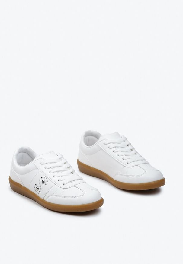 Born2be - Białe Płaskie Sneakersy Sznurowane z Ozdobnymi Nitmi Blosenti. Nosek buta: okrągły. Zapięcie: sznurówki. Kolor: biały. Materiał: materiał. Obcas: na obcasie. Wysokość obcasa: niski